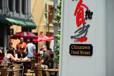 Small Group: Michelin and Local Hawker Food Tour with 9 tastings