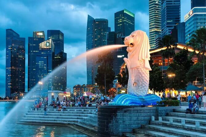 (Small Group) Night Wonders of Singapore: Cruise & Light Shows - Merlion Park gives you the classic opening view