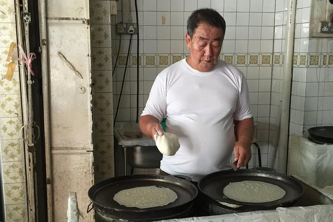 Ultimate Food Journey - Tasting putu piring, curry puffs, and hawker food